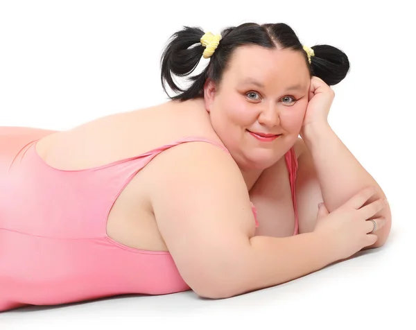 Mujer con sobrepeso vestida en traje de baño sobre un fondo blanco . — Foto de Stock