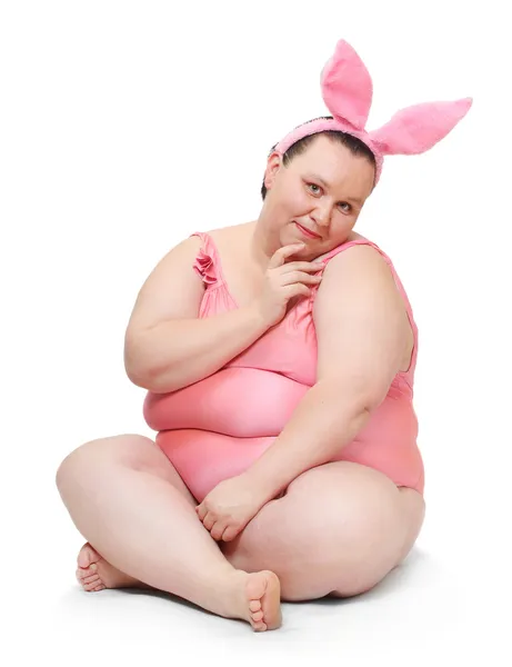 Image drôle d'une femme de taille plus en maillot de bain et oreilles de lapin . — Photo