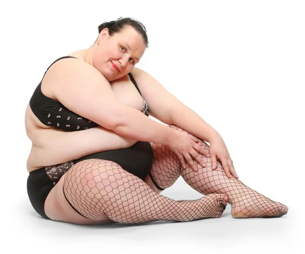 Mujer con sobrepeso vestida con ropa interior posando en el estudio . — Foto de Stock