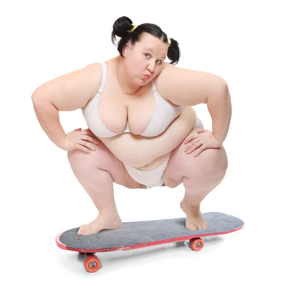 Funny overweight woman skateboarding. — Stock Photo, Image