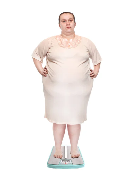 Mulher com excesso de peso em uma máquina de pesagem . — Fotografia de Stock