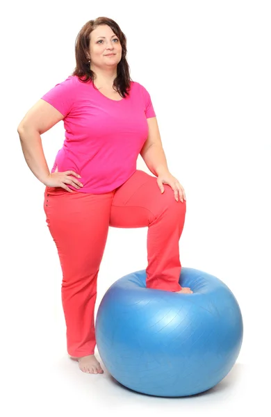 Mujer feliz con sobrepeso con la bola azul haciendo ejercicio —  Fotos de Stock