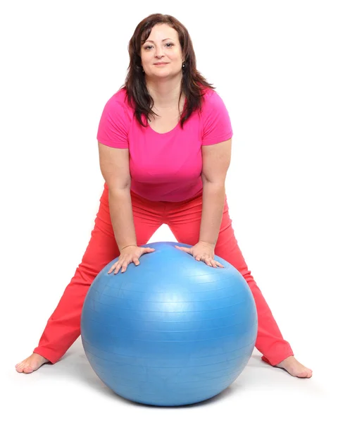 Mujer feliz con sobrepeso con la bola azul haciendo ejercicio —  Fotos de Stock
