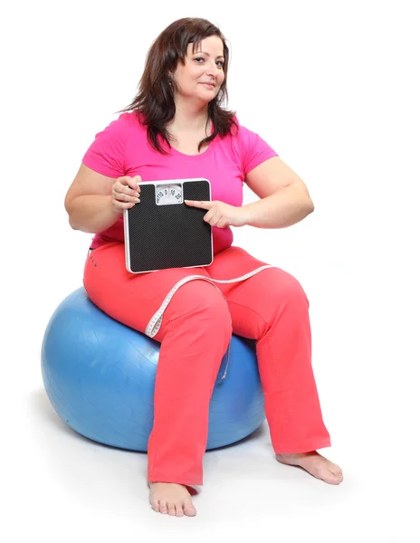 Mujer con sobrepeso con pesadora . — Foto de Stock