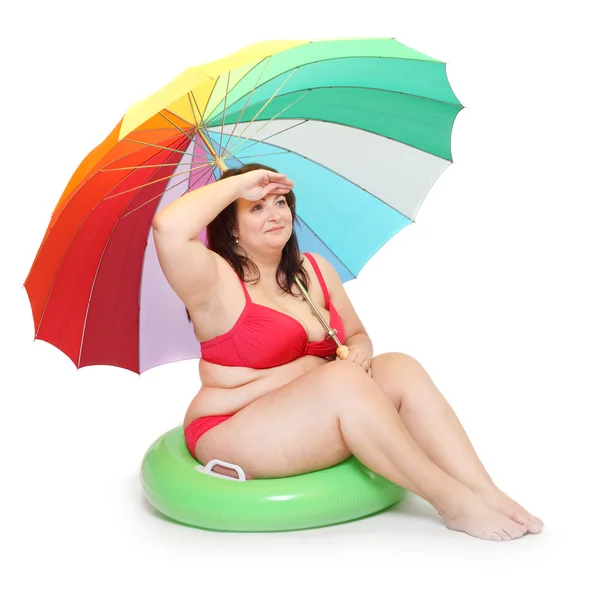 在海滩上的滑稽肥胖的女人. — 图库照片
