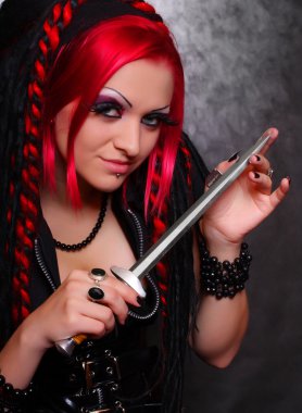 hançer ile garip Kızıl saçlı Gotik kız portresi.