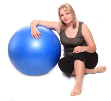 blue fitness topu olan aşırı kilolu kadın