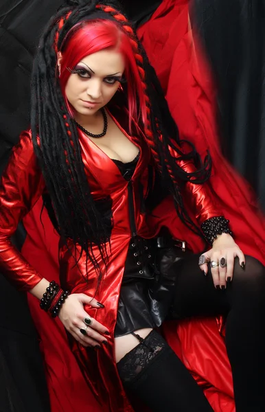 Ritratto di bizzarra ragazza gotica dai capelli rossi. Basso colpo di studio chiave . — Foto Stock