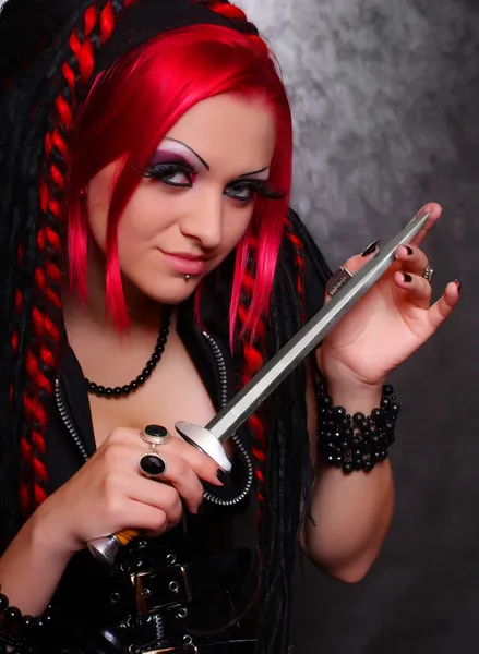 Retrato de cabelo vermelho bizarro menina gótica com adaga . — Fotografia de Stock