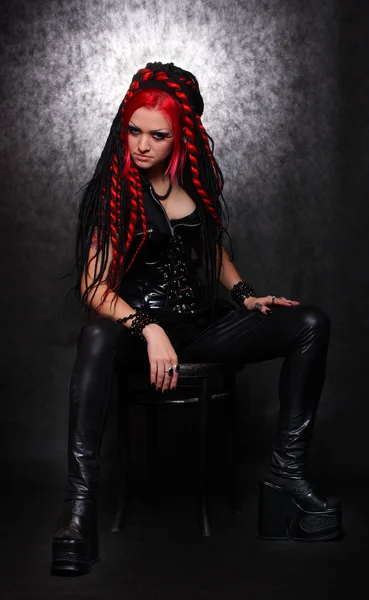 Bizarro pelo rojo chica gótica —  Fotos de Stock