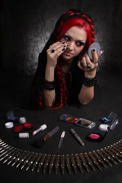 Bizarre rote Haare Gothic Girl mit Make-up — Stockfoto