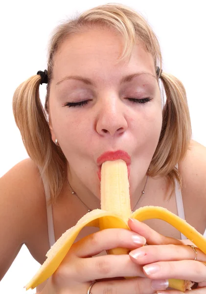 Obézní žena jíst čerstvé zralé banány. — Stock fotografie