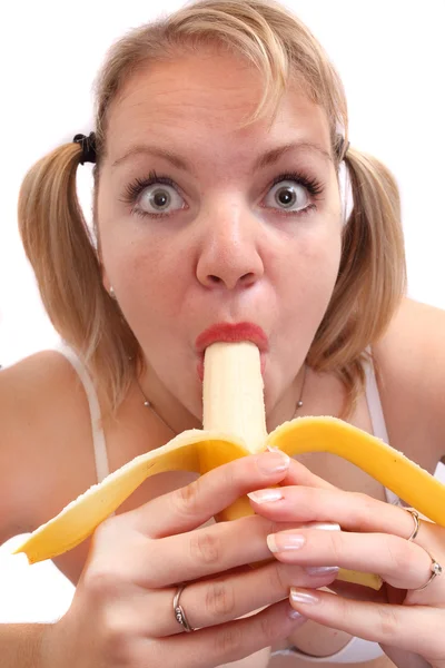 Overgewicht vrouw eten van verse rijpe bananen. — Stockfoto