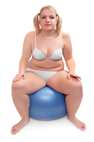 Beeld van een overgewicht vrouw oefenen met bal. gezondheidszorg concept. — Stockfoto