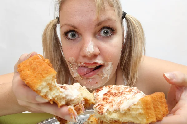 A menina gananciosa come torta doce — Fotografia de Stock