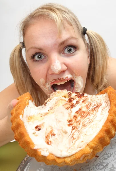 La fille gourmande mange une tarte sucrée — Photo