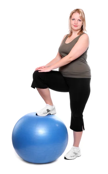 Übergewichtige junge Frau mit blauem Fitnessball — Stockfoto