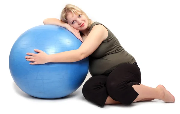 Giovane donna sovrappeso con palla fitness blu — Foto Stock