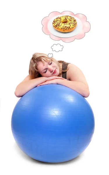 Hungrige übergewichtige Frau träumt vom Fitnessball — Stockfoto