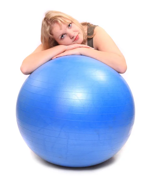 Übergewichtige junge Frau mit blauem Fitnessball — Stockfoto