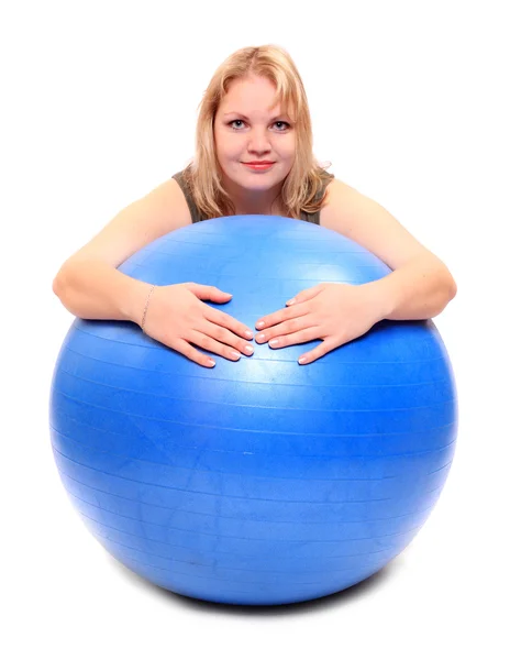 Túlsúlyos fiatal nő, kék-fitness labda — Stock Fotó