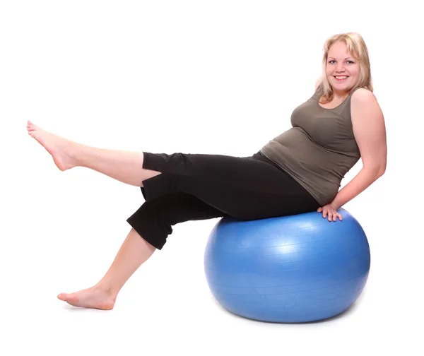 Mujer joven con sobrepeso con pelota de fitness azul — Foto de Stock