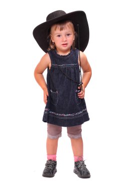 beyaz zemin üzerinde büyük şapka ile küçük kız.