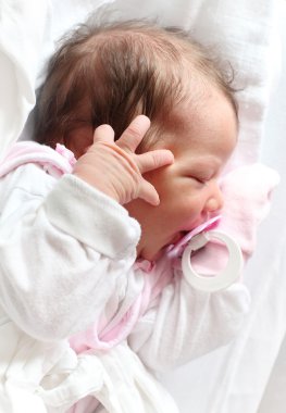 Yatakta uyuyan tatlı bebek..