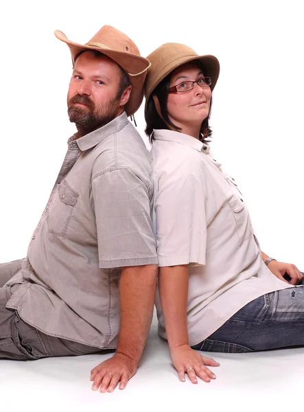 Dois viajantes em um traje de safári descansando em um fundo branco . — Fotografia de Stock