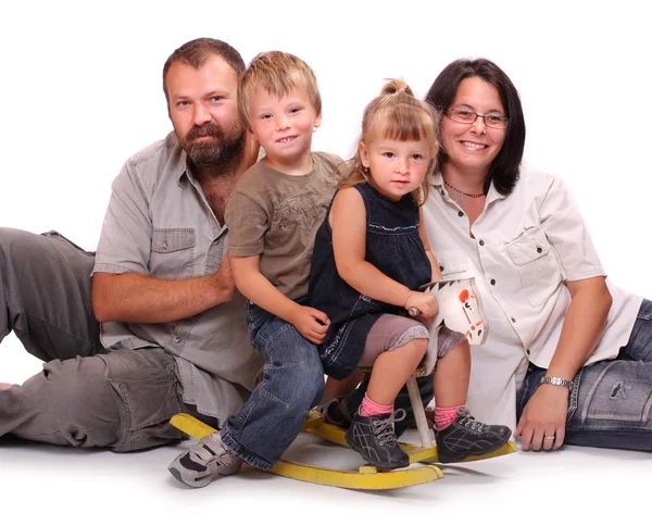 Familia feliz descansando sobre un fondo blanco —  Fotos de Stock