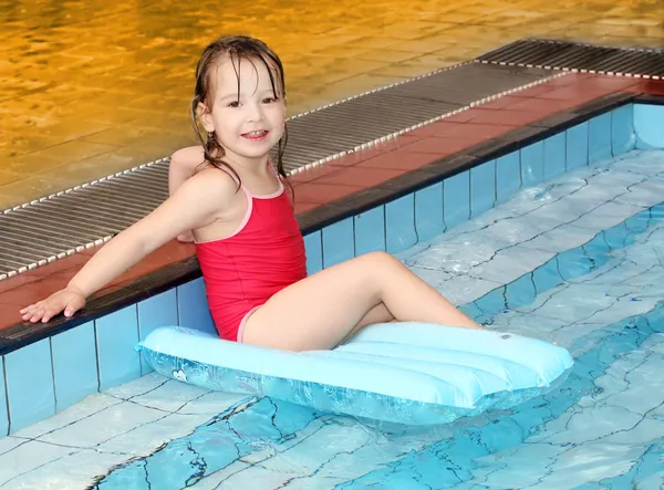 Felice bambina nuotare in piscina — Foto Stock