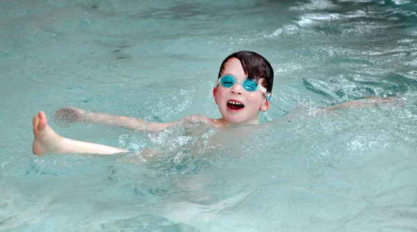 Pojke bada i en pool. — Stockfoto