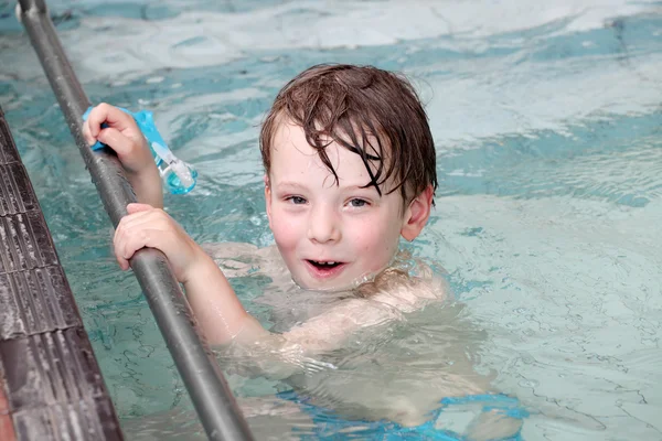 Pojke bada i en pool. — Stockfoto