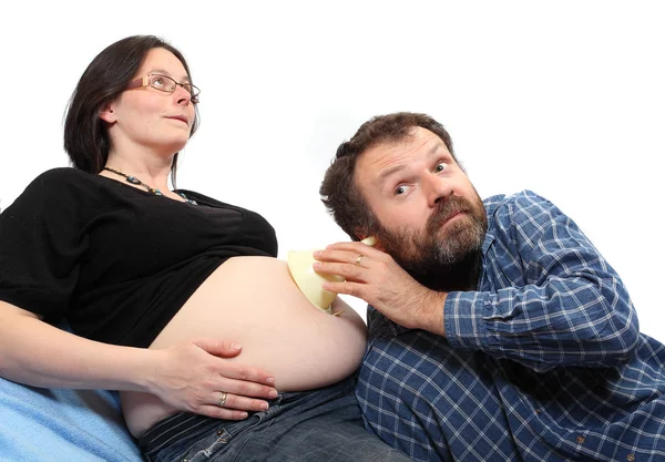 Lustiges Bild einer schwangeren Frau und ihres Mannes. — Stockfoto