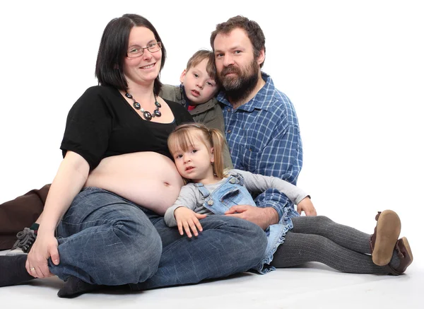 Mujer embarazada y su familia feliz . —  Fotos de Stock