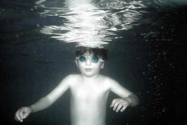 Niño nadando bajo el agua . — Foto de Stock