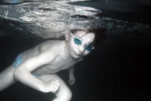 Malý chlapec, plavání pod vodou. — Stock fotografie