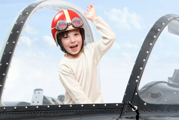 Bir vintage uçağın kokpit içinde küçük pilot. — Stok fotoğraf