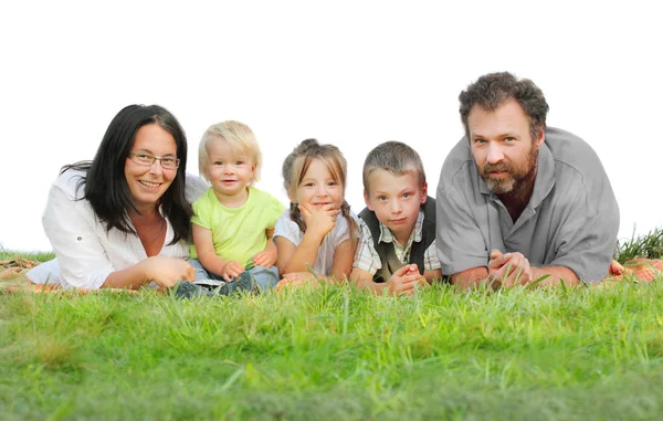 Glückliche Familie auf dem Gras isoliert auf weißem Hintergrund. — Stockfoto