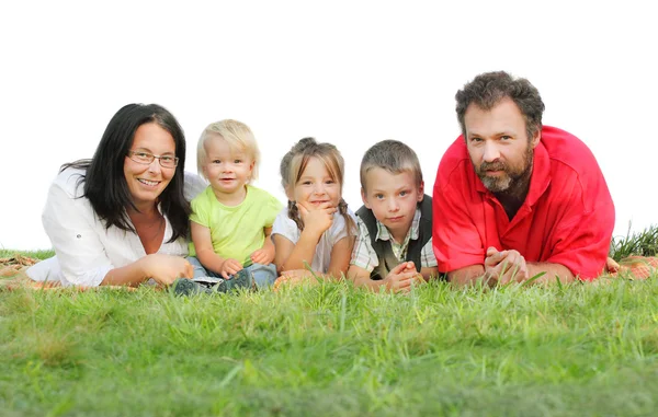 Gelukkige familie op het gras geïsoleerd op een witte achtergrond. — Stockfoto