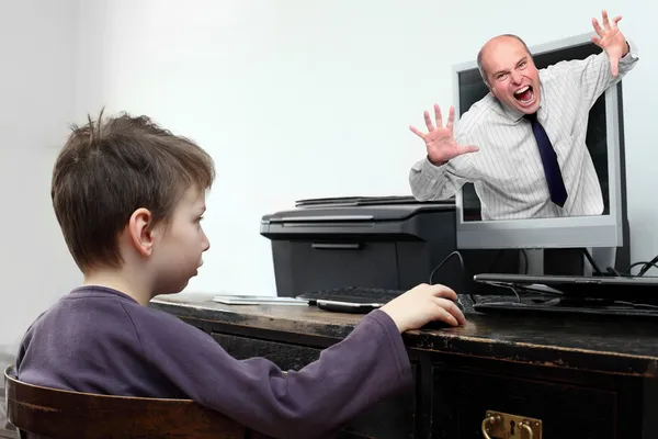 Kleiner Junge schaut auf Computer mit gefährlichen Inhalten. — Stockfoto