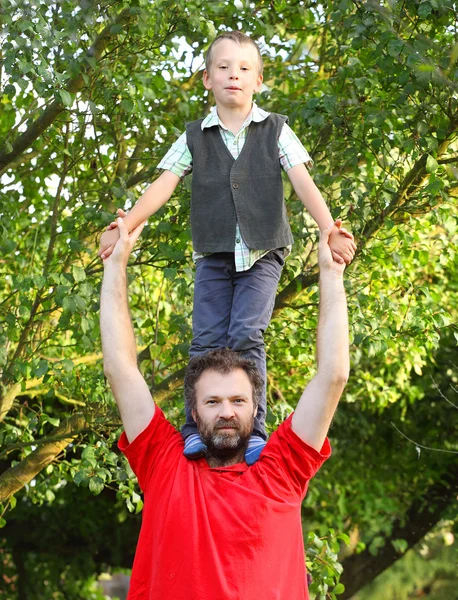 El joven padre y su hijo juntos. Concepto de generación . — Foto de Stock