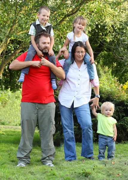 Junge Familie zusammen im Freien. — Stockfoto