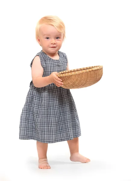 Bauernmädchen und leere Weidenschale mit Platz für Ihr Produkt. — Stockfoto