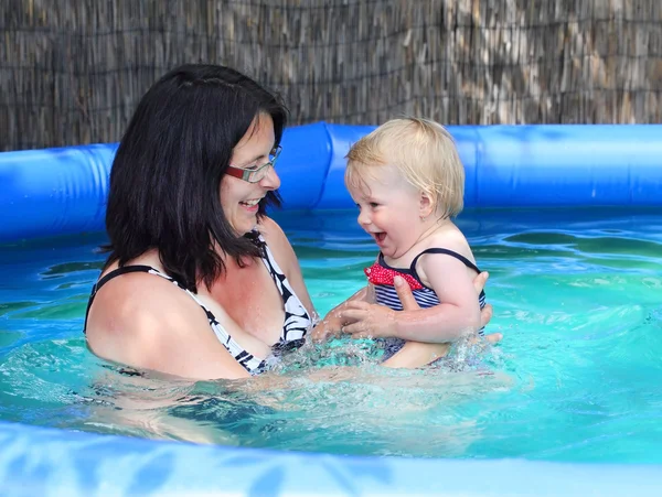 Lycklig familj bada i en pool. — Stockfoto