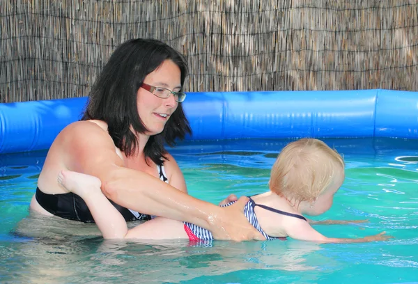 Lycklig familj bada i en pool. — Stockfoto