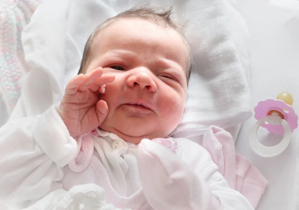 Grappige portret van een pasgeboren baby girl - eerst hulde brengen aan. — Stockfoto