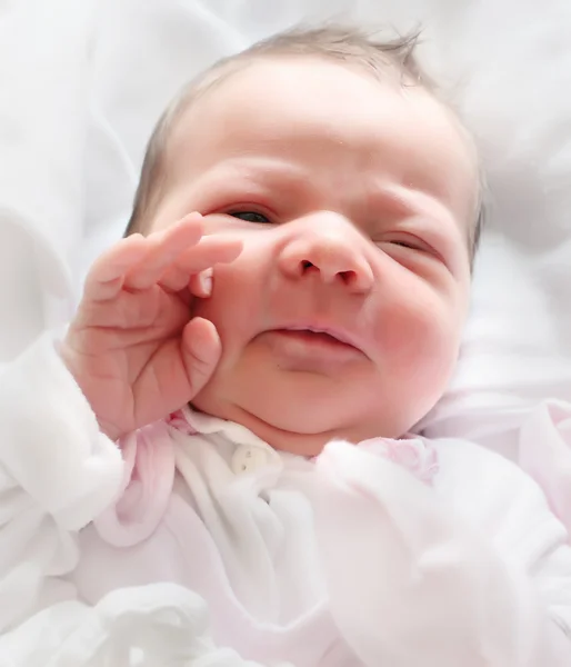 Retrato divertido de una niña recién nacida - primer saludo . — Foto de Stock