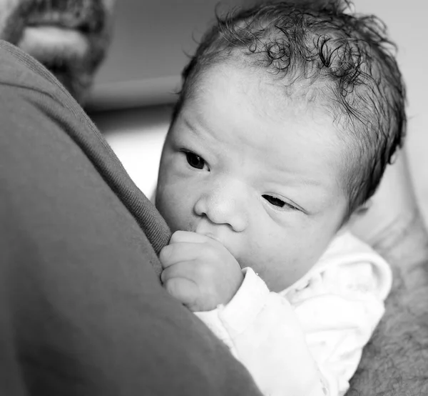 Pasgeboren babymeisje en vader. kind misbruik concept. — Stockfoto