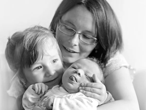 若い母親と彼女の子供たち. — ストック写真